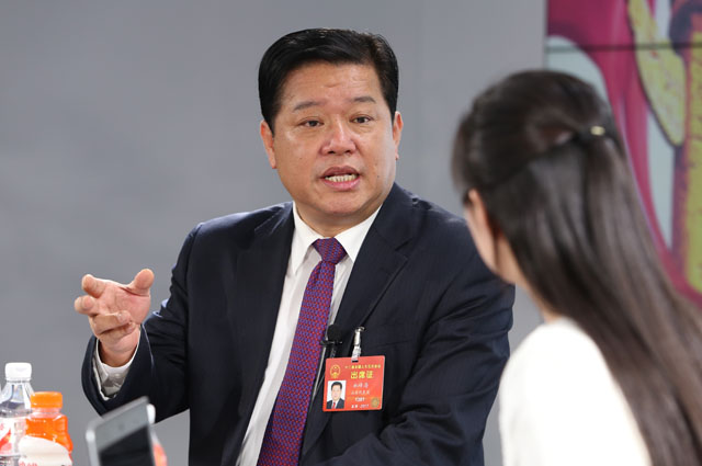 一絲不茍摘窮帽，全力以赴拔窮根