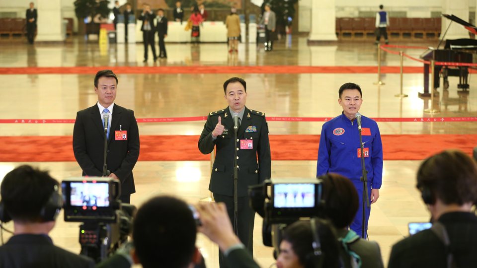 趙宏博、景海鵬、唐嘉陵代表接受采訪