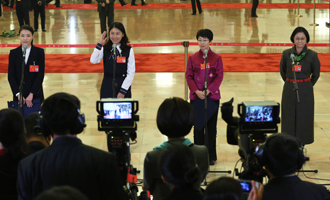 吳敏霞、杜玉濤、蒙曼、盧麗安代表接受采訪