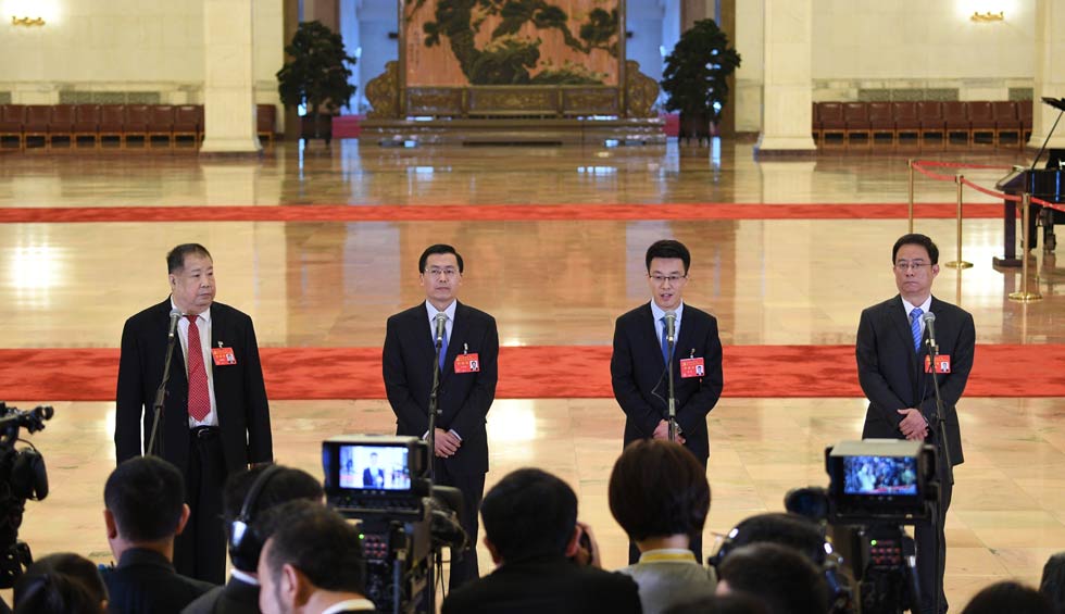 凌解放、王立平、徐川、黃一兵接受采訪