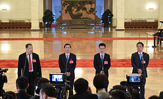 凌解放、王立平、徐川、黃一兵代表接受采訪