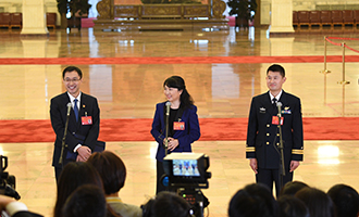 孟祥飛、李媛、曹先建代表接受采訪