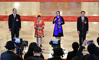 蔡松濤、杜麗群、楊小玲、賈立群代表接受采訪