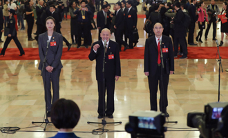 魏秋月、孟廣祿、薛晨陽代表接受采訪