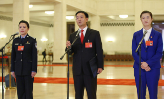 李貝、裴春亮、丁寧代表接受采訪