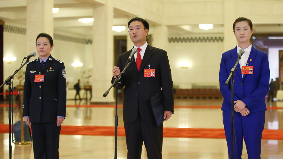 李貝、裴春亮、丁寧代表接受采訪