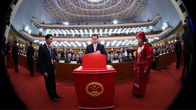 3月17日，人代會全體會議上代表在投票