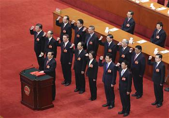 新當選的全國人大常委會副委員長、秘書長進行憲法宣誓