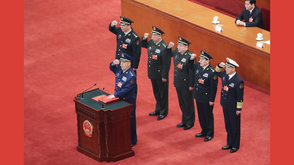 中央軍委副主席、委員進行憲法宣誓