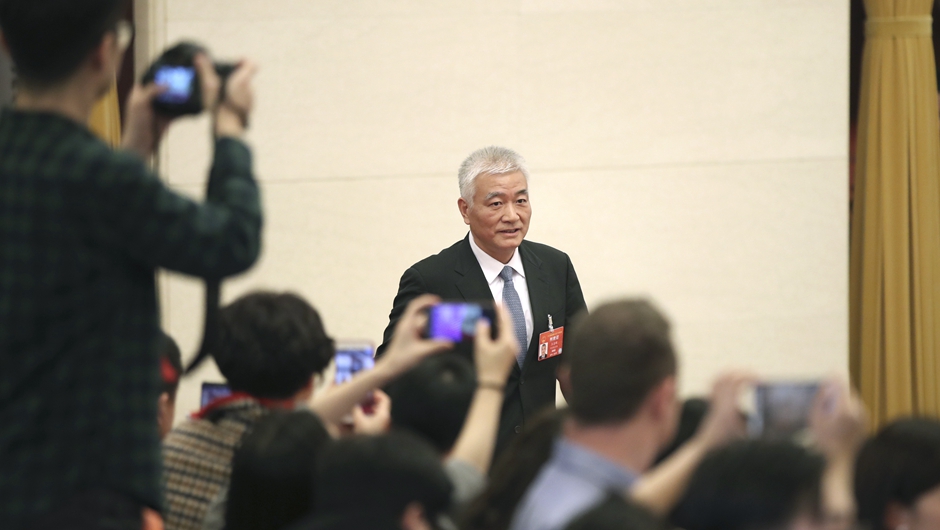 王志剛步入“部長通道”，準備接受采訪