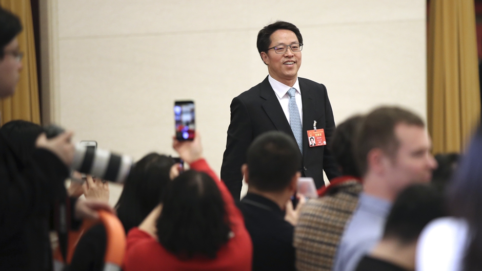 張曉明步入“部長通道”，準備接受采訪