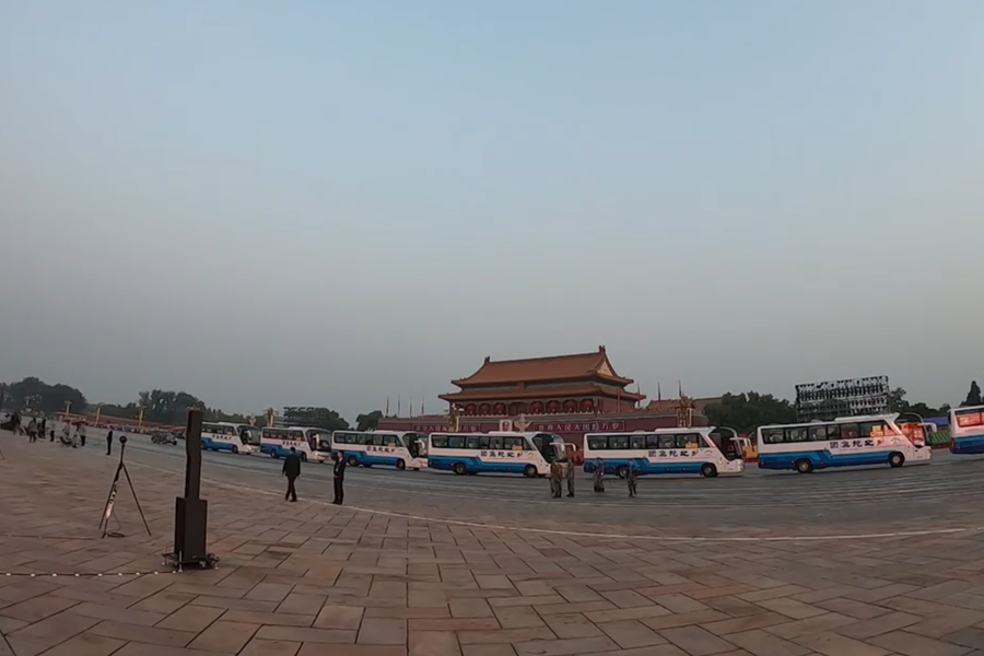 10月1日清晨的天安門城樓和長安街，燈火通明，正在準備慶祝大會的工作人員雖然緊張忙碌，但仍顯得井然有序