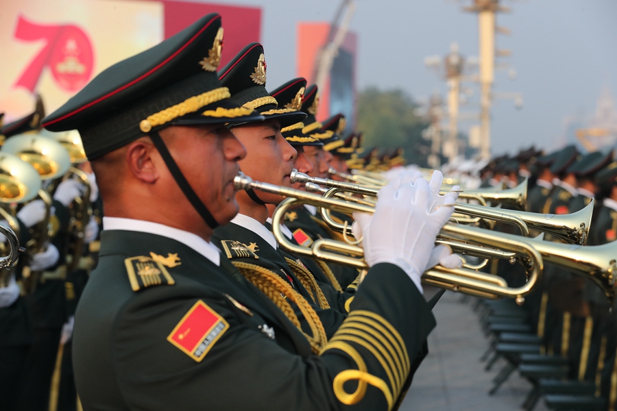 解放軍聯合軍樂團在廣場就位后進行準備工作和試奏。據了解，解放軍聯合軍樂團此次演奏是從開國大典至今歷次閱兵以來演奏曲目最多的一次，不少曲目是為此次閱兵量身打造的全新作品，此次也是歷次女演奏員最多的一次。