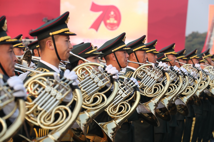 解放軍聯合軍樂團在廣場就位后進行準備工作和試奏。據了解，解放軍聯合軍樂團此次演奏是從開國大典至今歷次閱兵以來演奏曲目最多的一次，不少曲目是為此次閱兵量身打造的全新作品，此次也是歷次女演奏員最多的一次。