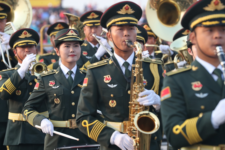 解放軍聯合軍樂團在廣場就位后進行準備工作和試奏。據了解，解放軍聯合軍樂團此次演奏是從開國大典至今歷次閱兵以來演奏曲目最多的一次，不少曲目是為此次閱兵量身打造的全新作品，此次也是歷次女演奏員最多的一次。