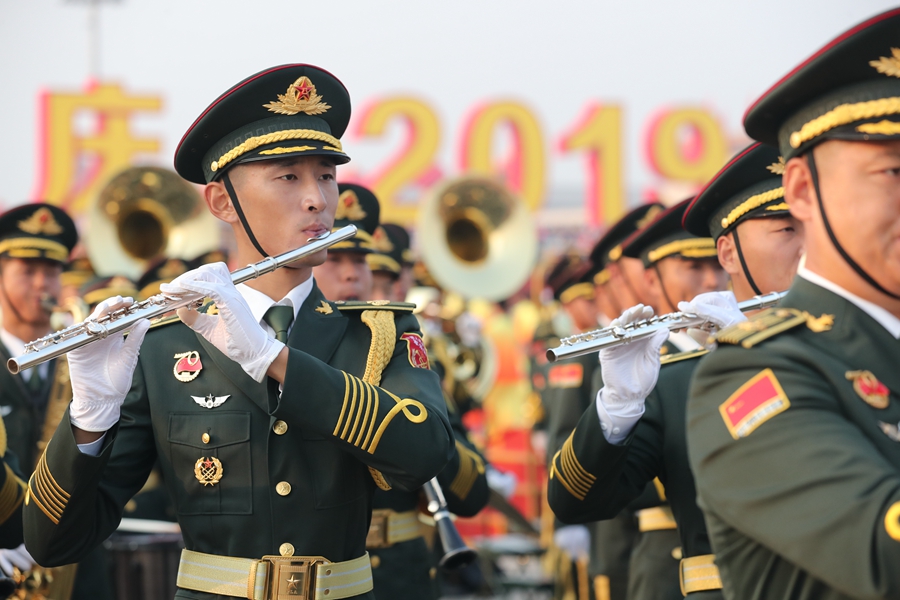 解放軍聯合軍樂團在廣場就位后進行準備工作和試奏。據了解，解放軍聯合軍樂團此次演奏是從開國大典至今歷次閱兵以來演奏曲目最多的一次，不少曲目是為此次閱兵量身打造的全新作品，此次也是歷次女演奏員最多的一次。