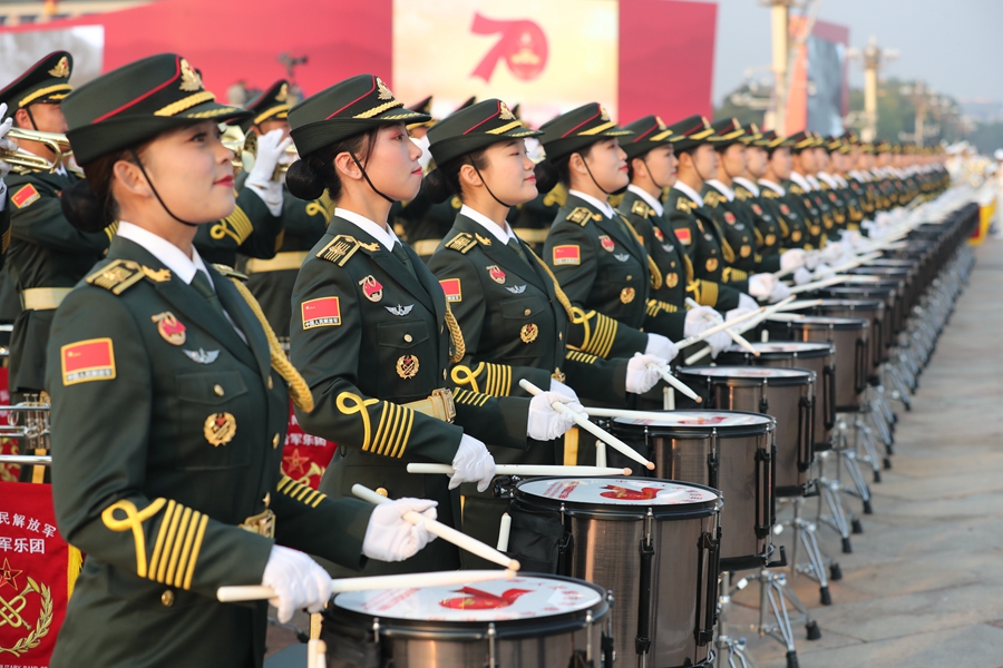 解放軍聯合軍樂團在廣場就位后進行準備工作和試奏。據了解，解放軍聯合軍樂團此次演奏是從開國大典至今歷次閱兵以來演奏曲目最多的一次，不少曲目是為此次閱兵量身打造的全新作品，此次也是歷次女演奏員最多的一次。