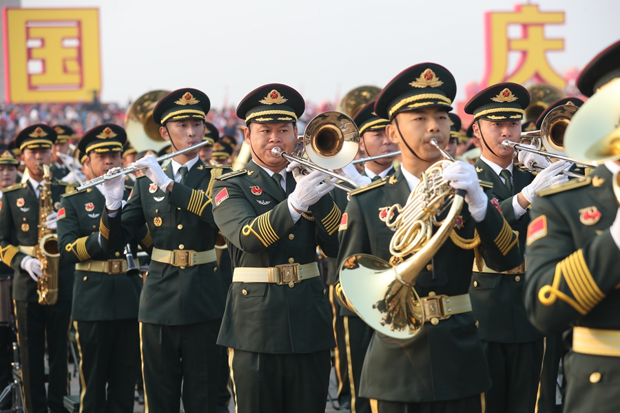 解放軍聯合軍樂團在廣場就位后進行準備工作和試奏。據了解，解放軍聯合軍樂團此次演奏是從開國大典至今歷次閱兵以來演奏曲目最多的一次，不少曲目是為此次閱兵量身打造的全新作品，此次也是歷次女演奏員最多的一次。