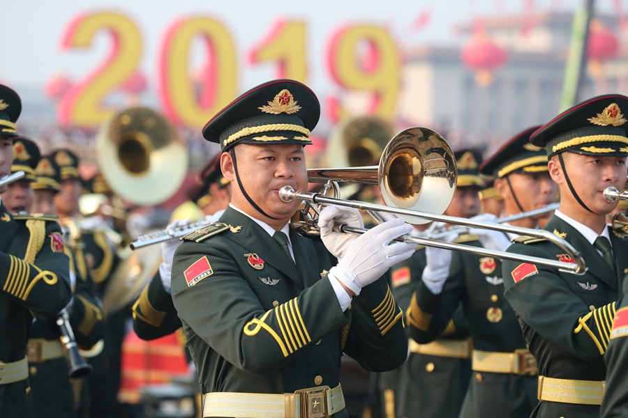 解放軍聯合軍樂團在廣場就位后進行準備工作和試奏。據了解，解放軍聯合軍樂團此次演奏是從開國大典至今歷次閱兵以來演奏曲目最多的一次，不少曲目是為此次閱兵量身打造的全新作品，此次也是歷次女演奏員最多的一次。