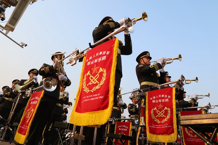 解放軍聯合軍樂團在廣場就位后進行準備工作和試奏。據了解，解放軍聯合軍樂團此次演奏是從開國大典至今歷次閱兵以來演奏曲目最多的一次，不少曲目是為此次閱兵量身打造的全新作品，此次也是歷次女演奏員最多的一次。