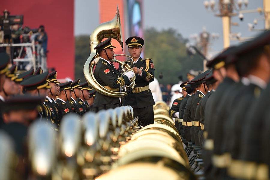 解放軍聯合軍樂團在廣場就位后進行準備工作和試奏。據了解，解放軍聯合軍樂團此次演奏是從開國大典至今歷次閱兵以來演奏曲目最多的一次，不少曲目是為此次閱兵量身打造的全新作品，此次也是歷次女演奏員最多的一次。