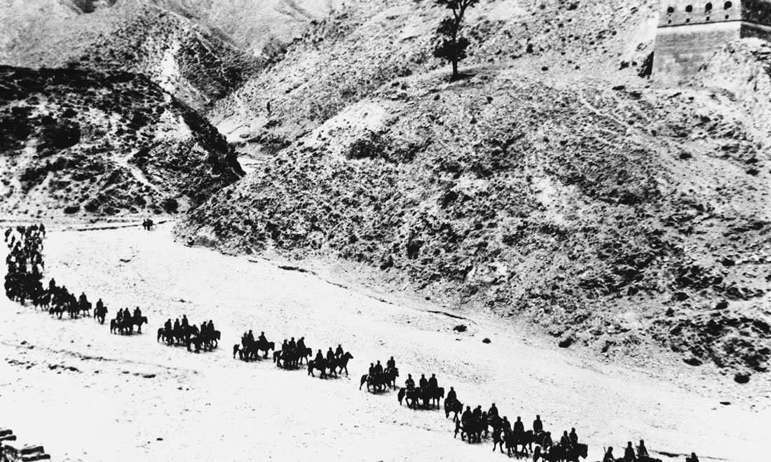 1937年11月太原失守后，八路軍向華北敵后挺進，分兵發動群眾，開展敵后游擊戰爭，創建敵后根據地。新華社稿　沙飛攝