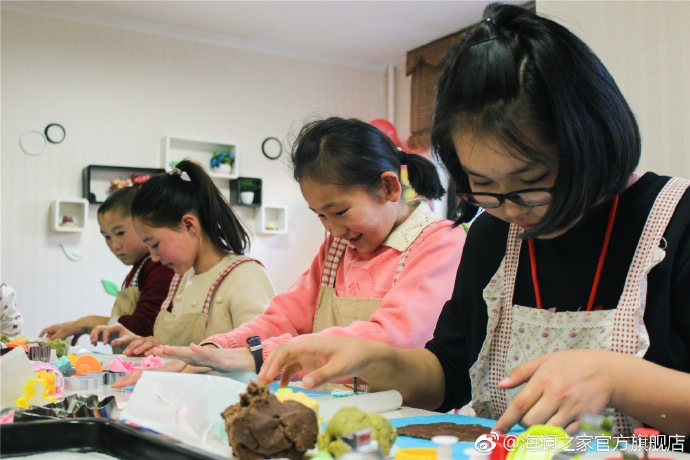 在北京，孩子們上了一節別開生面的廚藝課——手工DIY餅干。孩子們腦洞大開親自上手，從制作到出爐不僅留下了噴香的餅干，還留下了珍貴的回憶。親手做的餅干孩子們舍不得獨享，成為了回程路上最重要的“伴手禮”