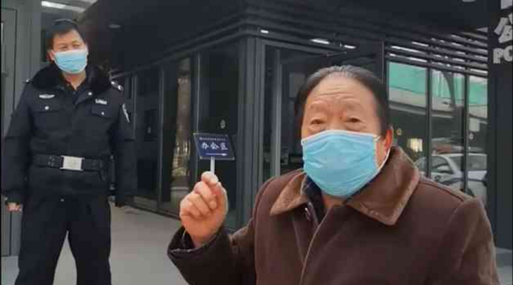 社區封閉，76歲的他為什么要出來