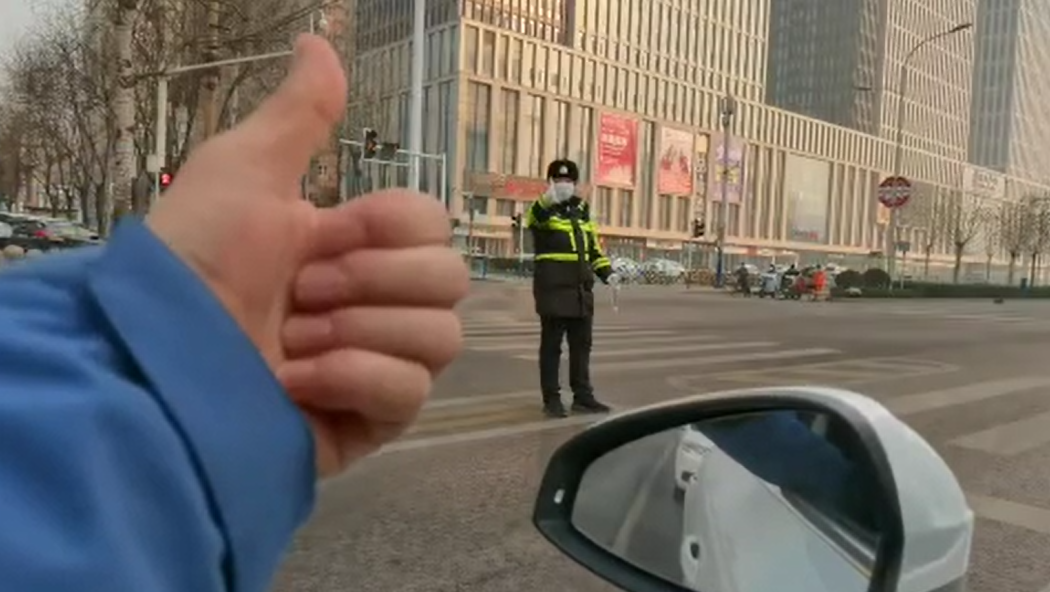 石家莊路人和交警的這個“暗號”，真暖！