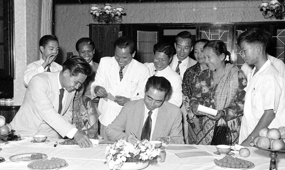 1955年4月25日，為迎接亞非會議而組織的萬隆人民委員會的代表請周恩來總理簽名留念。