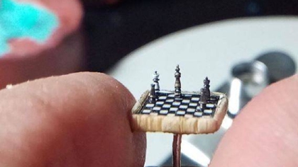 比指甲蓋還??！ 土耳其微雕藝術家雕出超小國際象棋