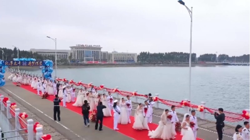 乘風破浪來娶你！海軍某部30對新人舉行集體婚禮