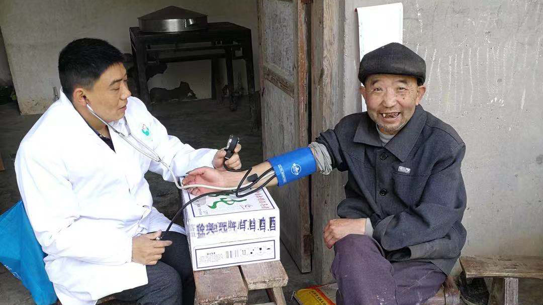 追夢中國人｜鄉村醫生譚明章：父子兩代堅守，致力鄉村醫療