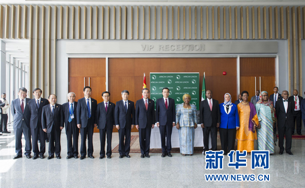 5月5日，中國國務院總理李克強在亞的斯亞貝巴非洲聯盟總部會見非盟委員會主席祖馬。這是會見后，李克強同祖馬參加集體合影。新華社記者王曄攝