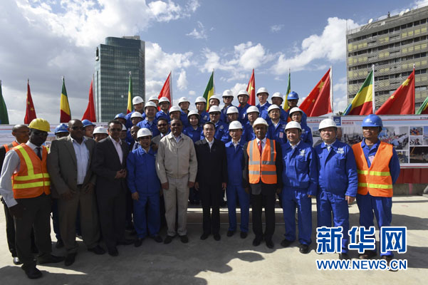這是李克強同海爾馬里亞姆與施工人員合影留念。新華社記者 李學仁 攝