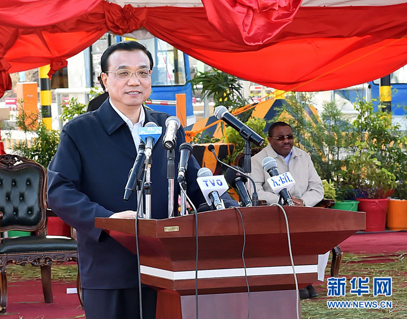 5月5日，國務院總理李克強與埃塞俄比亞總理海爾馬里亞姆共同出席亞的斯亞貝巴-阿達瑪高速公路一期竣工揭牌典禮，并為二期工程開工奠基剪彩。這是李克強在典禮上致辭。新華社記者 李濤 攝 