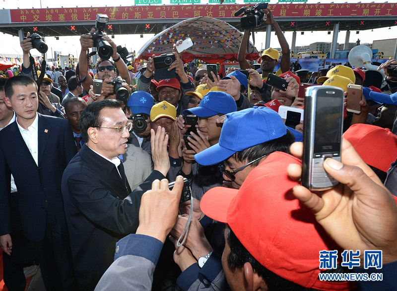 5月5日，中國國務院總理李克強與埃塞俄比亞總理海爾馬里亞姆共同出席亞的斯亞貝巴-阿達瑪高速公路一期竣工揭牌典禮，并為二期工程開工奠基剪彩。這是典禮結束后，李克強同工程施工人員親切交談。新華社記者 李濤 攝 