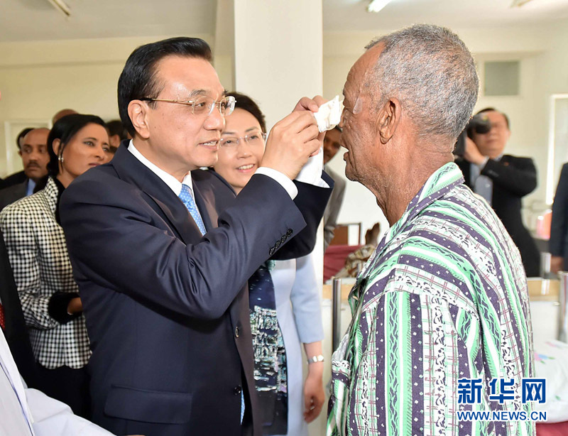 5月6日，國務院總理李克強與埃塞俄比亞總統穆拉圖一同來到亞的斯亞貝巴阿勒塔醫院，看望受益于中國免費白內障手術“光明行”活動的埃塞俄比亞患者。這是李克強親手為接受中國醫生手術的埃塞俄比亞白內障患者拆開紗布。 新華社記者 李濤 攝 