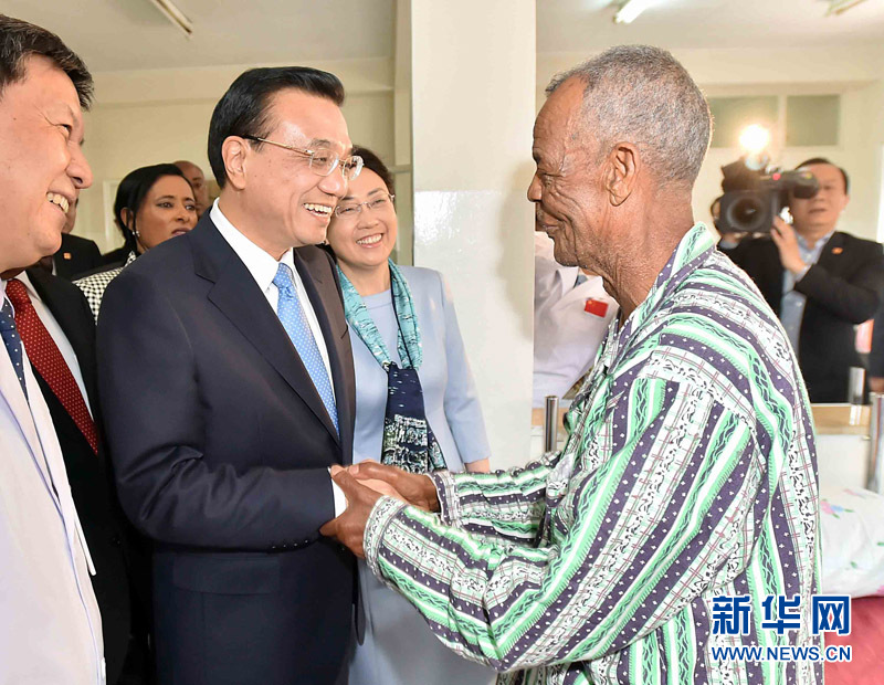 5月6日，中國國務院總理李克強與埃塞俄比亞總統穆拉圖一同來到亞的斯亞貝巴阿勒塔醫院，看望受益于中國免費白內障手術“光明行”活動的埃塞俄比亞患者。新華社記者 李濤 攝 