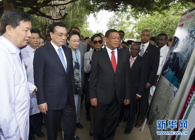 5月6日，中國國務院總理李克強與埃塞俄比亞總統穆拉圖一同來到亞的斯亞貝巴阿勒塔醫院，看望受益于中國免費白內障手術“光明行”活動的埃塞俄比亞患者。這是李克強在觀看“光明行”活動展板。 新華社記者 謝環馳 攝 