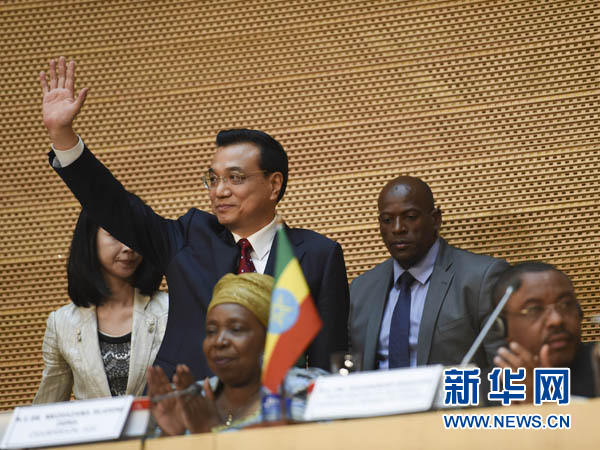 5月5日，中國國務院總理李克強在位于亞的斯亞貝巴的非洲聯盟總部發表題為《開創中非合作更加美好的未來》的演講。這是李克強步入會場時向聽眾揮手致意。新華社記者 李學仁 攝 