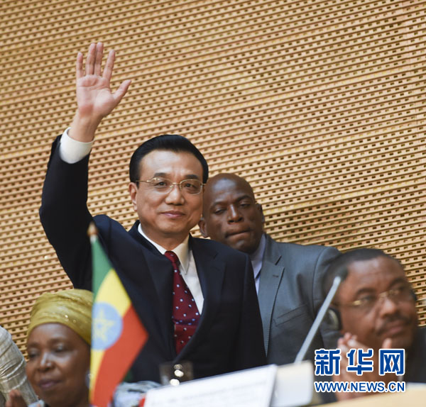 5月5日，中國國務院總理李克強在位于亞的斯亞貝巴的非洲聯盟總部發表題為《開創中非合作更加美好的未來》的演講。這是李克強步入會場時向聽眾揮手致意。新華社記者 李學仁 攝 