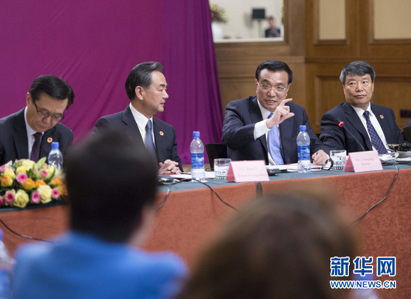  5月6日，中國國務院總理李克強在埃塞俄比亞首都亞的斯亞貝巴出席中非經貿人文座談會。 新華社記者 王曄 攝 