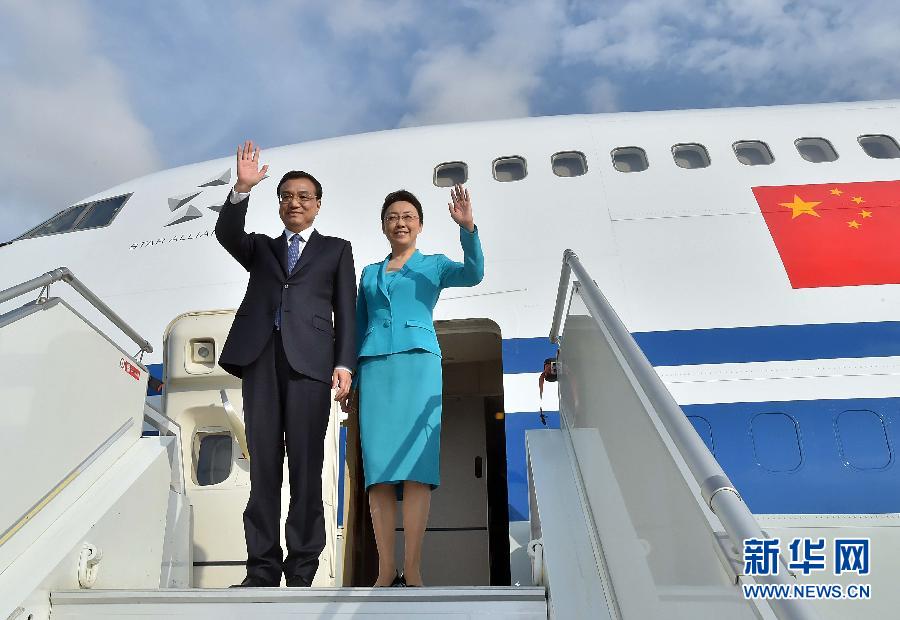 5月8日，應安哥拉總統多斯桑托斯邀請，中國國務院總理李克強乘專機抵達羅安達二月四日國際機場，開始對安哥拉進行正式訪問。李克強總理夫人程虹同機抵達。新華社記者 李濤 攝 