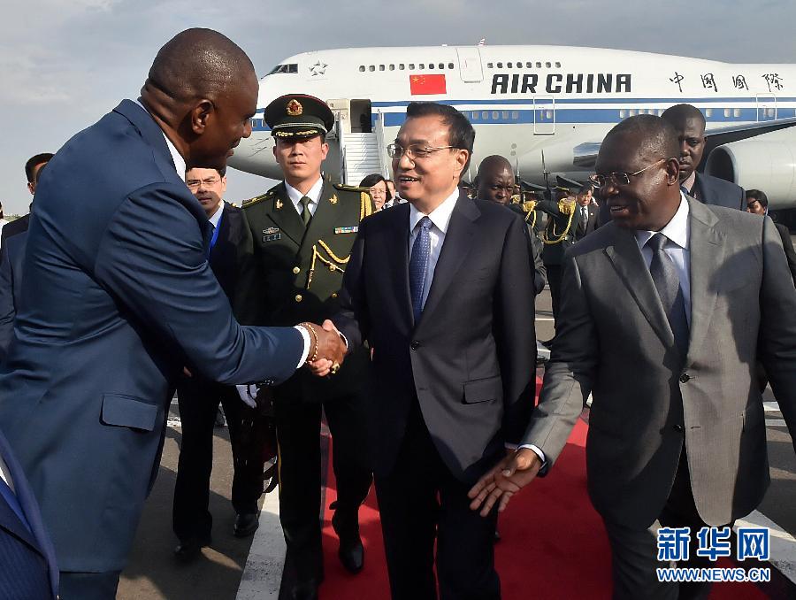  5月8日，應安哥拉總統多斯桑托斯邀請，中國國務院總理李克強乘專機抵達羅安達二月四日國際機場，開始對安哥拉進行正式訪問。這是安哥拉副總統維森特（右一）到機場迎接李克強總理。新華社記者 李濤 攝 
