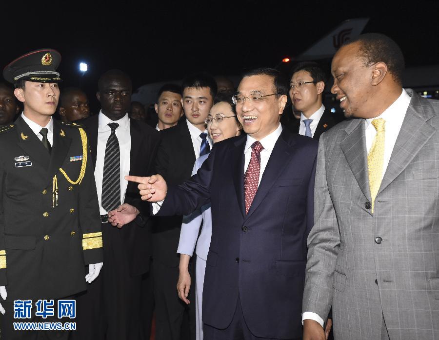 5月9日，應肯尼亞總統肯雅塔邀請，中國國務院總理李克強乘專機抵達內羅畢肯雅塔國際機場，開始對肯尼亞進行正式訪問。李克強總理夫人程虹同機抵達?？夏醽喛偨y肯雅塔和副總統魯托率肯政府高級官員到機場迎接。新華社記者 李學仁 攝 