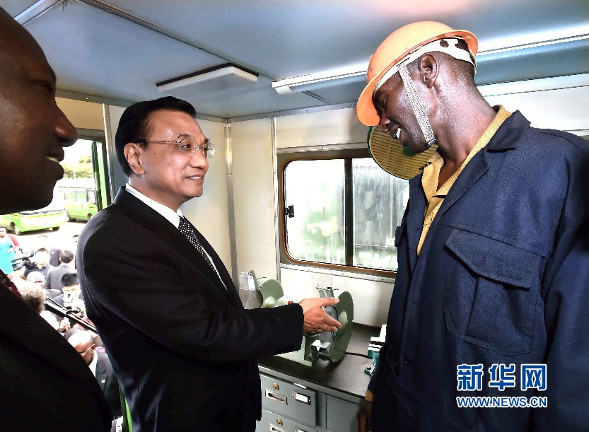 5月11日，國務院總理李克強參觀肯尼亞國家青年服務隊。這是李克強與服務隊隊員親切交談。 新華社記者 李濤 攝