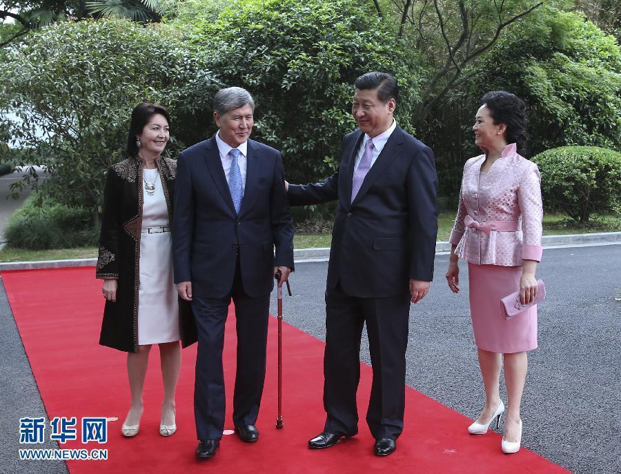 會談前，習近平在上海西郊會議中心廣場為阿坦巴耶夫舉行歡迎儀式。新華社記者 蘭紅光 攝 