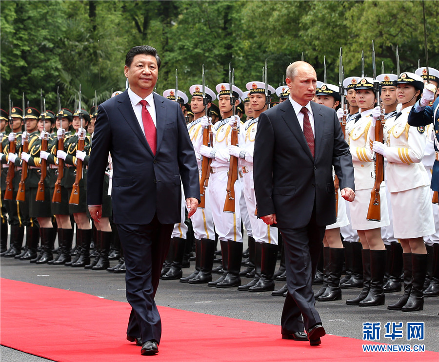 這是會談前，習近平在上海西郊會議中心廣場為普京舉行歡迎儀式。 新華社記者 龐興雷 攝 