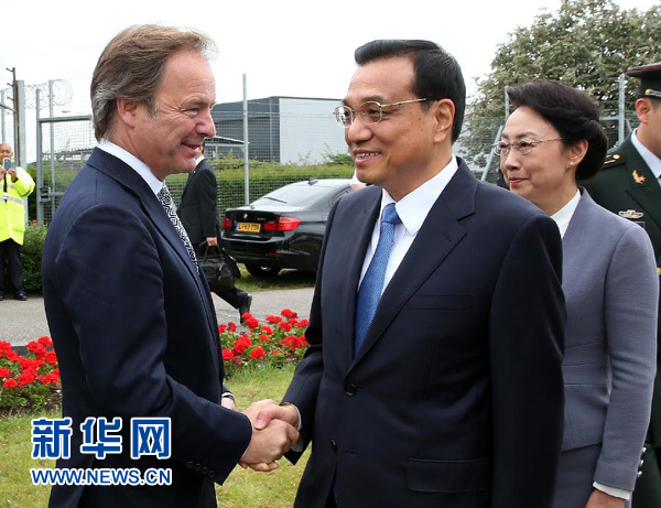 6月16日，應英國首相卡梅倫邀請，國務院總理李克強乘專機抵達倫敦希思羅機場，開始對英國進行正式訪問。李克強總理夫人程虹同機抵達。這是英國政府高級官員到機場迎接李克強總理和夫人。新華社記者 龐興雷 攝